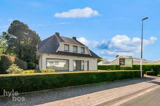<p><span>Op zoek naar ruimte, een mooi perceel en een rustige woonomgeving? Deze vrijstaande woning uit 1987 is gelegen in de gegeerde Vilain XIIII-laan te Bazel en biedt met een bewoonbare oppervlakte van ca. 205 m² en een perceel van 1.073 m² heel wat wooncomfort en mogelijkheden. Via de ruime inkomhal met gastentoilet komt u in de royale leefruimte van ca. 50 m², voorzien van parket en een gezellige houtcassette. Aansluitend bevindt zich de ingerichte keuken, die omstreeks 2010 werd vernieuwd en uitgerust is met de nodige toestellen. Verder beschikt het gelijkvloers over een praktische ruime berging (met zij-ingang). Op de eerste verdieping geeft de nachthal toegang tot drie ruime slaapkamers (waarvan één uitgerust met airco) en de badkamer, ingericht met ligbad. Via een schuiftrap is de zolder bereikbaar, die bijkomende bergruimte biedt. De woning beschikt bovendien over een kruipkelder. Ook buiten is ruimte een belangrijke troef. De woning staat op een mooi perceel van 1.073 m² en beschikt over een ruime oprit met plaats voor meerdere wagens en een afzonderlijke garage. De woning werd doorheen de jaren degelijk onderhouden en biedt een solide basis, maar laat de nieuwe eigenaar tegelijk de mogelijkheid om bepaalde afwerkingen en energetische voorzieningen naar eigen smaak en hedendaagse normen te moderniseren. Plan uw bezoek in en ontdek snel meer!</span></p><p><span> </span></p>