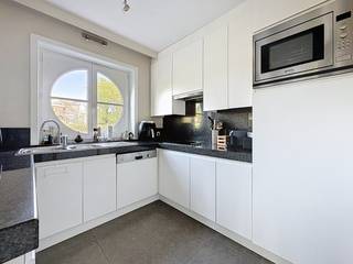 Uitzonderlijk appartement die zowel kan dienen als tweede verblijf of hoofdverblijf, gelegen op 200m van het centrum van Sint-Idesbald alsook van het strand. Het betreft een hoek appartement die loopt van voor tot achter. Indeling: mooie inkomhal, toilet, ruime eetkamer, volledig ingerichte keuken met berging, ruime leefruimte, drie slaapkamers, een badkamer en een douchekamer. Een terras aan voor - en achterkant, alsook het exclusief genot van de tuin rondom het appartement. De ruime garage dient te worden aangekocht met het appartement (55.000 euro). Ref. Amanusa 00.01