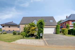 <p><strong>Deurne (Diest): vrijstaande woning op ruim perceel van +10 are</strong></p>
<p>Deze instapklare open bebouwing is gelegen in Deurne, een deelgemeente van Diest, op minder dan 15 minuten van het stadscentrum. Openbaar vervoer bevindt zich in de nabije omgeving en ook de autostrade is vlot bereikbaar. Hier woont u in een rustige omgeving met alle nodige voorzieningen binnen handbereik.</p>
<p>De woning dateert van 2007 en is daardoor asbestveilig. Met een EPC-label C is er bovendien geen renovatieverplichting. Gelegen op een perceel van meer dan 10 are biedt deze woning een mooie combinatie van ruimte en comfort.</p>
<p><strong>Indeling:</strong></p>
<ul><li><strong>Kelder:</strong> volledig onderkelderd met veel ruimte voor opslag, hobbyruimte of werkplaats</li><li><strong>Gelijkvloers:</strong> inkomhal, apart toilet, ruime woonkamer, keuken met ontbijthoek, wasplaats en inpandige garage met plaats voor twee wagens</li><li><strong>Eerste verdieping:</strong> nachthal, apart toilet, masterbedroom met dressing en ensuite badkamer met ligbad en toilet, tweede badkamer met ligbad en twee slaapkamers, waarvan één eenvoudig kan worden opgesplitst in twee kamers (mogelijkheid tot vier slaapkamers in totaal)</li></ul>
<p><strong>Troeven:</strong></p>
<ul><li>Bouwjaar 2007 – asbestveilig en instapklaar</li><li>EPC-label C – geen renovatieverplichting</li><li>Volledig onderkelderd met tal van mogelijkheden</li><li>Inpandige dubbele garage</li><li>Mogelijkheid tot vier slaapkamers</li></ul>
<p>Bent u op zoek naar een ruime gezinswoning met veel mogelijkheden en een rustige ligging? Ontdek deze topper in Deurne en plan vandaag nog uw bezoek.<br /><br /><strong>JOUW DROOMWONING. ZO GEVONDEN!</strong></p>