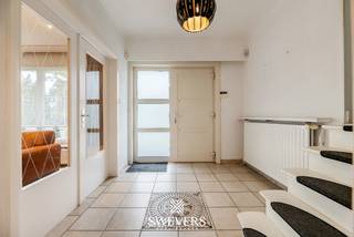 Voor meer info en foto’s, surf naar www.swevers.be – Deze instapklare, vrijstaande woning in Beringen combineert wooncomfort met verrassend...