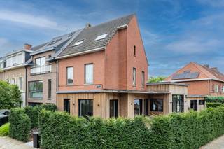 <p><span>Halfopen hoekwoning te huur in Mortsel</span></p><p><span> </span></p><p><span>In een rustige straat in Mortsel staat deze halfopen hoekwoning te huur. </span></p><p><span> </span></p><p><span>De woning is recent volledig gerenoveerd en biedt een strakke, moderne afwerking in een zwart-wit kleurpalet met mooie parketvloeren. De ruime leefruimte met hoge plafonds loopt over in een open keuken. Er is een gastentoilet in de gang. </span></p><p><span>Achter de woning ligt een stadstuin, vooraan werd een nieuwe voortuin aangelegd. </span></p><p><span> </span></p><p><span>Op de eerste verdieping bevinden zich twee slaapkamers (17m² en 10m²) en een badkamer met douche, bad en toilet. </span></p><p><span> </span></p><p><span>De tweede verdieping biedt een zeer ruime master bedroom (45m²) met extra zolderruimte. </span></p><p><span> </span></p><p><span>De woning beschikt over een zeer ruime garage en twee buitenstaanplaatsen. Ze is energiezuinig (EPC-score 139), uitgerust met zonnepanelen en een laadpaal voor een elektrische wagen .</span></p><p><span> </span></p><p><span>Beschikbaar vanaf 1 september.</span></p>