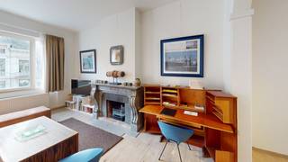 <p><strong>Stijlvol gemeubeld appartement</strong> op een steenworp van het <strong>Centraal Station</strong></p>
<p>Indeling: Hal, vestiaire en separaat toilet. Ruime <strong>sfeervolle leefruimte, volledig ingericht</strong> . Verder een uitgeruste keuken voorzien van alle huisraad. Eén <strong>grote slaapkamer rustig gelegen aan de achterkant</strong>. Badkamer met inloopdouche, wastafel en wasmachine.</p>
<p>Mogelijkheid tot het huren van een <strong>autostaanplaats</strong> in de nabijheid.<br /><br />Troeven: <br />- Zeer centrale locatie <br />- Volledig gemeubeld aangeboden <br />- Huurprijs incl. wifi <br /><br /><br /></p>