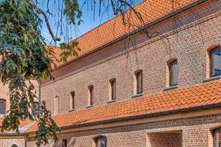 <p><strong>Uniek wonen in het voormalige Clarissenklooster</strong></p><p>In het centrum van Boom krijgt het voormalige Clarissenklooster een bijzondere nieuwe toekomst. <strong>CLARIS</strong> combineert authentiek historisch erfgoed met hedendaags en energiezuinig wooncomfort. Het project omvat 15 karaktervolle kloosterwoningen en 15 moderne nieuwbouwappartementen, samen rond een groene kloostertuin.</p><p>De ruime <strong>kloosterwoningen</strong> tellen 2 tot 3 slaapkamers, met bij verschillende woningen de mogelijkheid om de royale zolder verder in te richten tot <strong>4 of zelfs 5 slaapkamers</strong>.</p><p>Een belangrijke troef: de kloosterwoningen kunnen <strong>onder de geldende voorwaarden aan het verlaagde btw-tarief van 6%</strong> worden aangekocht. Dit kan een aanzienlijk financieel voordeel opleveren.</p><p>De <strong>nieuwbouwappartementen</strong> bieden 1 of 2 slaapkamers, veel natuurlijke lichtinval en ruime terrassen met zicht op de groene kloostertuin. De historische kloostermuur wordt geïntegreerd in de architectuur en geeft ook dit deel van CLARIS een uniek karakter.</p><p>Bovendien hoef je niet lang te wachten op je nieuwe thuis. De kloosterwoningen zijn reeds <strong>ruwbouw-winddicht</strong> en de oplevering is voorzien in het <strong>voorjaar van 2027</strong>. Na het maken van je afwerkingskeuzes komt je intrede dus snel dichterbij.</p><p><strong>Kortom, een unieke combinatie van geschiedenis, ruimte, groen en hedendaags wooncomfort!</strong></p>
