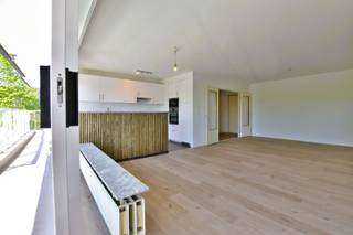 <p><span>Stijlvol vernieuwd appartement met uniek zicht op de Brusselse Forten</span></p><p><span> </span></p><p><span>Op zoek naar een instapklaar appartement op een toplocatie? Dit volledig vernieuwde hoekappartement op de eerste verdieping combineert </span><span>rust, licht en comfort</span><span> met een prachtig groen uitzicht.</span></p><p><span>Gelegen in een verzorgde residentie, vlak bij het centrum van Dendermonde, het station, winkels, scholen en openbaar vervoer, geniet je hier van het beste van twee werelden: </span><span>rustig wonen én alles binnen handbereik</span><span>.</span></p><p><span> </span></p><p><span>Indeling</span><span>:</span><span><br />Een ruime inkomhal met ingemaakte kasten, een lichtrijke leefruimte met moderne open keuken (volledig uitgerust), ruim vernieuwd terras met nieuwe glazen balustrades, 2 volwaardige slaapkamers en 3de praktische berg- (slaap)kamer met extra bergruimte, een stijlvolle badkamer met inloopdouche en meubel, en apart toilet.</span></p><p><span>Verder in de kelder heeft men een extra bergruimte voorzien. </span></p><p><span> </span></p><p><span>Troeven die meteen overtuigen:</span></p><ul><li><span>Overvloedige lichtinval dankzij de hoekligging </span></li><li><span>Adembenemend zicht op natuurgebied Brusselse Forten </span></li><li><span>Groot terras om volop te genieten van de omgeving </span></li><li><span>Volledig vernieuwd en instapklaar </span></li></ul><p><span> </span></p><p><span>Extra comfort</span><span>:</span><span><br />De maandelijkse kost van </span><span>€ 195/maand</span><span> omvat o.a. syndickosten, onderhoud, afvalophaling, herstellingen én zelfs </span><span>privatief waterverbruik en verwarming</span><span>.</span></p><p><span> </span></p><p><span>Beschikbaar: onmiddellijk - Interesse? Wacht niet te lang!</span><span><br />Bel ons vandaag nog op </span><span>052/55 55 55 </span><span>of mail naar <span>info@immotwins.be</span></span></p><p><span> </span></p><p><span>Dit is jouw kans op zorgeloos wonen met een uniek uitzicht!</span></p><p><span> </span></p>