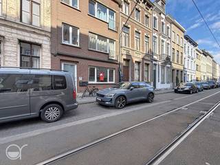 OPGELET: om dit pand te huren of bezichtigen vragen wij steeds eerst een virtueel bezoek te brengen aan het pand. Ga hiervoor naar www.rosseel.be en vul de referentie XR469 n in het veld ‘zoek’ bovenaan rechts. Kies dan ‘360°’. De website helpt je nu verder voor de volgende stappen.<br /><br /><br />Het appartement beschikt over een lichtrijke leefruimte, een afgesloten keuken, een ruime slaapkamer, een badkamer met bad en toilet en een ruim terras. De praktische indeling maakt het appartement ideaal voor een alleenstaande of een koppel.<br /><br />Dankzij de tramhalte op wandelafstand geniet u van een vlotte verbinding naar het stadscentrum, winkels, scholen en andere voorzieningen.<br /><br />Troeven:<br />Bewoonbare oppervlakte van 65 m²<br />Centrale ligging in de Rabotstraat<br />Tramhalte vlakbij<br />Terras<br />Praktische en comfortabele indeling<br />Ideaal voor een alleenstaande of koppel<br /><br /><br />Beschikbaar vanaf 01/09/2026. EGW zelf af te sluiten.