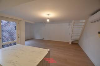 Dit ruime appartement met 4 slaapkamers bevindt zich op een toplocatie aan de markt van Brugge, waar je de stad op zijn mooist kunt ervaren...