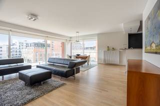 <p>Dit instapklare appartement met twee slaapkamers aan de Vaartkom in Leuven biedt een sterke combinatie van ruimte, comfort en een prachtig uitzicht op de vaart. Dankzij de grote leefruimte, de mooie lichtinval en de ligging op een gegeerde locatie woon je hier in alle rust, met de stad vlakbij.</p><p>Bij het binnenkomen valt meteen de ruime inkomhal op. Die geeft het appartement een aangename eerste indruk en zorgt voor een praktische verdeling van de verschillende ruimtes. De leefruimte is opvallend groot en vormt zonder twijfel de blikvanger van het appartement. Door de grote raampartijen geniet je hier van veel natuurlijk licht en een mooi open zicht op de vaart, wat de ruimte een bijzonder aangenaam woongevoel geeft.</p><p>De moderne keuken sluit naadloos aan op de leefruimte en is praktisch ingericht voor dagelijks gebruik. Aansluitend bevindt zich een aparte wasruimte, waardoor alles netjes en functioneel georganiseerd blijft. Verder beschikt het appartement over twee slaapkamers, een badkamer en een apart toilet. De indeling is helder, comfortabel en volledig gericht op zorgeloos wonen.</p><p>Ook op praktisch vlak zit je hier goed. Het appartement beschikt over een ondergrondse autostaanplaats en een aparte berging, twee troeven die in Leuven een duidelijke meerwaarde vormen.</p><p>De ligging aan de Vaartkom is een sterke troef. Deze buurt is de voorbije jaren uitgegroeid tot een levendige en moderne woonomgeving, met winkels, horeca, ontspanning en het centrum van Leuven op korte afstand. Je woont hier vlak bij het water, met tegelijk een vlotte verbinding naar de stad en de belangrijkste invalswegen.</p><p>Heb je interesse en wil je als eerste de kans grijpen om dit moderne appartement in Leuven te ontdekken? We trappen onze verkoop af met een exclusieve Avant-Première op 26 juni. Plan nu jouw bezoek via de paarse ‘Afspraak maken’ knop op onze website. De richtprijs bedraagt 593.000 euro. De biedingstermijn loopt tot en met 28 juni om 21:00 uur. Bekijk het Avant-Première reglement onder downloads.</p>