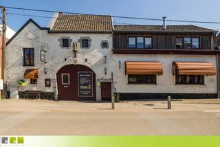 Gerenoveerde zéér ruime vierkantshoeve gelegen midden in het centrum van Moelingen op 17a met een vergunning voor 4 vakantieverblijven,...