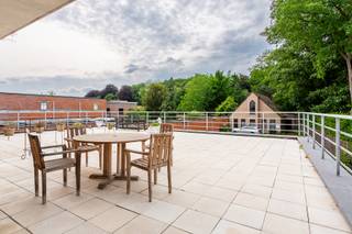 Schitterend appartement ca. 130m² met ruim terras ca. 65m² gelegen in het centrum van Schilde.INDELING:Met de lift bereikt men de eerste verdieping,...