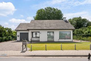 <p><strong>Instapklare open bebouwing met inpandige garage en zonnige tuin op 692 m².</strong></p>
<p><strong>BEKIJK ZEKER ONZE (VIRTUELE) GRONDPLANNEN EN ATTESTEN VOOR DE INDELING EN EXTRA INFORMATIE.</strong></p>
<p>Bent u op zoek naar een instapklare woning waar ruimte, comfort en een rustige ligging centraal staan? Dan is deze prachtige open bebouwing ongetwijfeld een bezoek waard. De woning werd grondig gerenoveerd in 2017 en 2021-2022 en combineert een verzorgde, hedendaagse afwerking met een praktische indeling en veel natuurlijke lichtinval. Met een bewoonbare oppervlakte van 207 m² op een perceel van 692 m², een slaapkamer en badkamer op het gelijkvloers, een inpandige garage en een volledig omheinde, zuidoostgerichte tuin met vrij uitzicht op het omliggende groen, is dit de ideale woning voor gezinnen én voor wie levenslang comfortabel wil wonen.</p>
<p><strong>ALGEMENE KENMERKEN:</strong></p>
<ul>
<li>Instapklare open bebouwing</li>
<li>Bewoonbare oppervlakte van 207 m²</li>
<li>Perceeloppervlakte van 692 m²</li>
<li>Grondig gerenoveerd: eerste verdieping in 2017 en gelijkvloers in 2021-2022</li>
<li>2 slaapkamers en 2 badkamers</li>
<li>Slaapkamer en badkamer op het gelijkvloers</li>
<li>Ruime master bedroom met aansluitende dressing</li>
<li>Volledig uitgeruste keuken</li>
<li>Lichtrijke bureauruimte met elektrische zonnescreen</li>
<li>Volledig omheinde, zuidoostgerichte tuin met vrij uitzicht op het omliggende groen</li>
<li>Inpandige garage en ruime oprit</li>
<li>Rustige ligging nabij winkels, scholen, openbaar vervoer en het centrum van Willebroek</li>
<li>Vlotte verbinding via de A12 en E19 richting Antwerpen, Mechelen en Brussel</li>
</ul>
<p><strong>TECHNISCHE KENMERKEN:</strong></p>
<ul>
<li>EPC-label C – 288 kWh/(m²/jaar)</li>
<li>Elektrische installatie conform AREI</li>
<li>Dubbele en driedubbele beglazing</li>
<li>Centrale verwarming op aardgas</li>
<li>3-fasige elektriciteitsaansluiting</li>
<li>Regenwaterput van 5.000 liter</li>
<li>Volledig onderkelderd met kruipruimte</li>
<li>Het beschikbare asbestattest vermeldt dat de woning niet-asbestveilig is</li>
</ul>
<p><strong>INDELING:</strong></p>
<p><u>Gelijkvloers</u></p>
<ul>
<li>Inkomhal</li>
<li>Ruime en lichtrijke leefruimte</li>
<li>Volledig uitgeruste keuken</li>
<li>Bureauruimte met elektrische zonnescreen</li>
<li>Slaapkamer</li>
<li>Badkamer</li>
<li>Inpandige garage</li>
<li>Toegang tot de volledig omheinde, zuidoostgerichte tuin</li>
</ul>
<p><u>Eerste verdieping</u></p>
<ul>
<li>Nachthal</li>
<li>Ruime master bedroom met aansluitende dressing</li>
<li>Badkamer met ligbad, inloopdouche, toilet en lavabo</li>
</ul>
<p><u>Zolder</u></p>
<ul>
<li>Meerdere praktische zolderruimtes, ideaal als extra bergruimte</li>
</ul>
<p><u>Kelder</u></p>
<ul>
<li>Kruipruimte onder de volledige woning</li>
</ul>