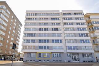 Wakker worden met de zeebries en genieten van het strand voor de deur? Dit ruime appartement op de zeedijk van Middelkerke combineert een...