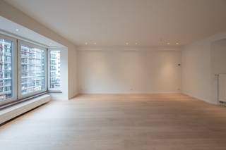 Prachtig instapklaar, lichtrijk en ruim appartement centraal gelegen op de Lippenslaan te Knokke-Heist. Op wandelafstand van de Zeedijk en het Van Bunnenplein. <br /><br />Indeling van het appartement: inkom, ingerichte open keuken, ruime, lichtrijke woonkamer, 2 volwaardige slaapkamers waarvan de masterbedroom een badkamer heeft met ligbad en lavabomeubel, Tweede badkamer in slaapkamer 2 met inloopdouche en lavabomeubel, afzonderlijk gastentoilet, berging met plaats voor was-en droogkast. Terras achteraan aan het appartement. <br /><br />Het appartement is kwalitatief afgewerkt:<br />- Badkamers met axor inbouwkraanwerk, volle beuktabletten en Marokkaanse zelliges.<br />- Nieuw parket met brede planken (Zwitserse makelij).<br />- Het pleisterwerk is opnieuw geschilderd.<br />- Dimbare verlichting met centrale sturing voor sferen met alles uit knop verhogen het comfort. Ook alle drukknoppen en stopcontacten zijn nieuw. <br /><br />Dit is de ideale investering aan de kust (verhuur, tweedeverblijf). Het appartement heeft een gunstig EPC-attest (A-LABEL) en voldoet aan de energiedoelstelling van 2050.  <br /><br />In het gebouw is er een gemeenschappelijke fietsenberging en een privatieve kelderberging aanwezig. In de kelderberging is er licht en een stopcontact aanwezig. <br /><br />Wacht niet langer en plan meteen uw bezoek in. Bezoek enkel op afspraak. Ref: A1008C