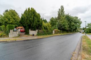 Grond, gelegen in een recente verkaveling, te koop voor het bouwen van een 3 gevelwoning met een tuin aan de achterkant van de woning en aan...