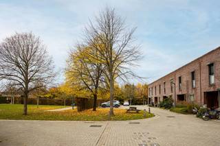 Deze instapklare gezinswoning is gelegen in een rustig woonerf te Aalst. De indeling is als volgt: inkomhal, ruime leefruimte met aansluitend de open keuken, wasplaats/berging en een toilet. Op de verdieping zijn er 4 lichtrijke slaapkamers en een badkamer voorzien van ligbad, wastafel en douche. Buiten is er een leuk terras en een tuin met handige tuinberging. Voor de woning is voldoende parkeergelegenheid. Ideale ligging nabij openbaar vervoer, scholen en aansluiting E40.