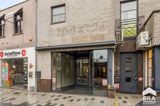 Handelspand met ruime kelderberging te koop in hartje LommelLommel-Centrum: Instapklare en direct beschikbare handelsruimte met commerciële...