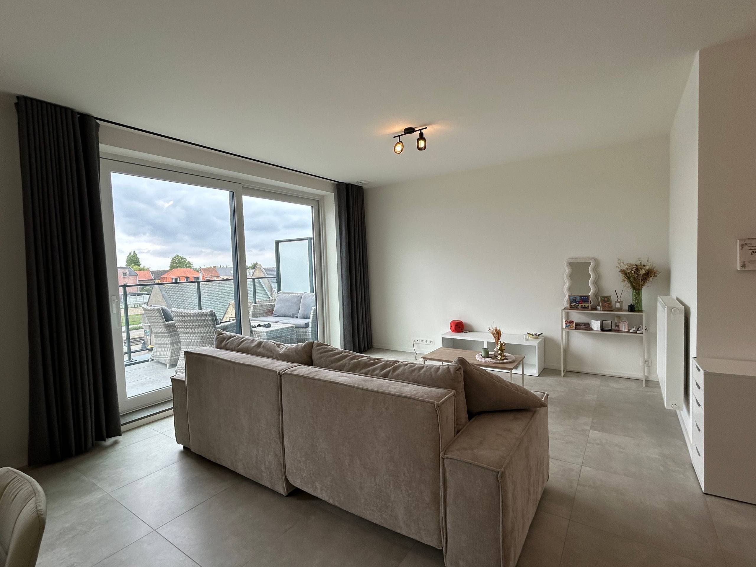 Ruim én nieuw 2-slaapkamerappartement met terras gelegen in het centrum van Diksmuide! - foto 4
