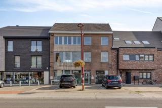 Dit voormalige bankkantoor is centraal gelegen in Steenokkerzeel, op wandelafstand van winkels, scholen, horeca en een bushalte. Dankzij de vlotte verbindingen zijn zowel Leuven als Brussel gemakkelijk bereikbaar.<br /><br />Het pand beschikt over 4 parkeerplaatsen aan de voorzijde en biedt verschillende mogelijkheden voor eigen gebruik, investering of herontwikkeling.<br /><br />Volgens het geldende RUP nr. 2 “Kasteel van Ham” is het perceel gelegen in een zone voor aaneengesloten bebouwing. Zowel eengezins- als meergezinswoningen zijn toegelaten. Daarnaast zijn onder voorwaarden ook diensten, vrije beroepen, kleinschalige handel, horeca, banken, verzekeringen en immobiliën mogelijk. Nevenbestemmingen mogen maximaal 50% van de totale vloeroppervlakte innemen.<br /><br />Er zijn maximaal 3 bouwlagen inclusief dakverdieping toegestaan, waarbij maximaal 2 woonlagen kunnen worden ingericht. Een derde bouwlaag of dakverdieping kan onder voorwaarden deel uitmaken van een duplex.<br /><br />Een interessante opportuniteit voor ondernemers, zelfstandigen, investeerders of ontwikkelaars die op zoek zijn naar een veelzijdig pand met een uitstekende ligging.<br /><br />De concrete bouw- en gebruiksmogelijkheden zijn steeds afhankelijk van de geldende voorschriften en de vereiste vergunningen.<br /><br />Meer informatie of een bezoek ter plaatse?<br />Contacteer Lotte via lotte@immogve.be of 0474 38 63 93.