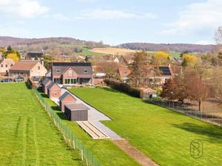 <p>Te koop: ruime woonst met prachtig zicht, tinyhouse en dubbele garage<br /><br />In een uitzonderlijke, groene omgeving bevindt zich deze ruime woning met meer dan 250 m² bewoonbare oppervlakte, een prachtig open zicht, een tiny house en een dubbele garage.<br /><br />Wat maakt dit pand uniek?<br />Op het gelijkvloers geniet je van een ruime open leefruimte met salon, eetplaats en een volledig uitgeruste keuken met kookeiland. Daarnaast zijn er een bureau, badkamer, apart toilet, wasruimte en een kelder. Dankzij deze indeling is gelijkvloers wonen perfect mogelijk. De verdieping omvat drie slaapkamers, een tweede badkamer, twee dressings en een extra polyvalente ruimte (bureau, speelkamer…). Ook is er een zolder voor extra bergruimte.<br /><br />Als extra troef is de ruime dubbele garage met verdieping. Daarnaast beschikt de eigendom over een volledig uitgeruste, onafhankelijke tiny house. Buiten geniet je van een uitgestrekt perceel van meer dan 37 are, met een zuidgericht terras, bioklimatische pergola, ruime parking.<br /><br />De woning is bovendien uitgerust met EPC A, zonnepanelen, vloerverwarming via warmtepomp, gashaard, regenwaterput, waterzuivering, aluminium ramen met dubbele beglazing en een alarmsysteem.<br /><br />Voor wie is dit ideaal?<br />Ideaal voor gezinnen, zelfstandigen of investeerders die op zoek zijn naar een ruime woning met extra woonunit, op een unieke locatie met uitzicht en rust.<br /><br />Te koop via Immo Beguin, jouw vastgoedexpert sinds 2009, met kantoren in Ronse, Waregem, Kortrijk, Deinze, Doornik en Lessines.<br />Meer info of bezoek aanvragen via: yves.dufour@immobeguin.be</p>