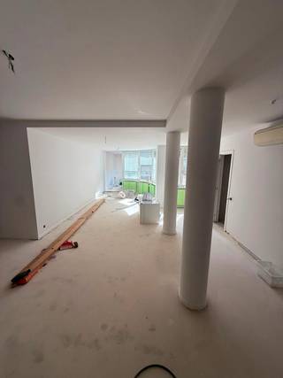 Prachtige kantoren te huur, ideaal gelegen tussen de Wetstraat en de Belliardstraat, vlakbij het Luxemburgplein, het Koninklijk Park en de Europese instellingen.<br />Gemengde omgeving met talrijke faciliteiten in de onmiddellijke omgeving (winkels, bars, restaurants, fitnesscentrum, hotels, enz.)<br />Gemakkelijk bereikbaar met het openbaar vervoer (metro, bus, trein).<br />Enkel parkeren: €1.600/plaats/jaar.<br />Dubbele parkeerplaats: €2.400/plaats/jaar.<br />Archief: 100 €/m²/jaar.<br />Exclusief lasten en belastingen.