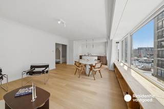 Ruim en volledig gerenoveerd appartement op de 3de verdieping van een kleinschalig gebouw met lift, met slechts één appartement per verdieping. Het appartement werd in 2025 volledig vernieuwd en afgewerkt met hoogwaardige materialen, maatwerk en oog voor detail.<br /><br />De indeling omvat een ruime inkomhal met apart toilet, een lichtrijke leefruimte met balkon, een volledig uitgeruste keuken, drie volwaardige slaapkamers, een stijlvolle badkamer en een tweede balkon met praktische berging.<br /><br />Gelegen op een absolute topligging, op enkele passen van de jachthaven, winkelstraat, supermarkten en het station. Een private kelderberging is inbegrepen.<br /><br />Dankzij de nieuwe ramen, vernieuwde leidingen en radiatoren, conforme elektriciteit en het gunstige EPC B is dit appartement volledig instapklaar. Het dak werd recent vernieuwd, er is een recente cv-ketel en het gebouw is asbestvrij. Verlichting is inbegrepen en de meubels kunnen eventueel worden overgenomen.<br /><br />Een ideale woonst of tweede verblijf voor wie comfort, kwaliteit en een centrale ligging aan zee wil combineren.<br /><br />Interesse? Contacteer ons voor een bezoek!