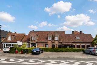 Ontdek dit interessant investeringspand langs een commerciële verkeersader van Eeklo. Met twee verhuurde gebouwen geniet dit vastgoedgeheel van een uitstekende zichtbaarheid en een constante passage. 

RESTAURANT I:
Het pand beschikt over een bruikbare vloeroppervlakte van ca. 258 m² met achteraan een ruim terras en is momenteel verhuurd als (afhaal)restaurant via een handelshuurovereenkomst. Indeling: bij het betreden van het pand komt u rechtstreeks in de gezellige verbruikszaal met bar. Verder omvat het pand een technische bergruimte, een sanitair gedeelte met lavabo en twee toiletten, evenals een ingerichte keuken. Aansluitend aan de keuken bevinden zich ruime voorraadruimtes en de toegang tot het terras. Aan de voorzijde is er bovendien ruimte voor drie parkeerplaatsen. 

RESTAURANT II:
Het pand beschikt over een bruikbare vloeroppervlakte van ca. 424 m² (incl. appartement) met vooraan een ruim terras en is momenteel verhuurd als Italiaans restaurant via een handelshuurovereenkomst. Indeling: bij het betreden van het pand komt u terecht in een gezellige inkomhal van hieruit heeft u toegang tot het bovengelegen appartement, de verbruikszaal met bar, en de sanitaire ruimte. 
De sanitaire ruimte bestaat uit 2 ruimtes. Voor het mannelijk gezelschap zijn er twee piscines en een toilet met lavabo aanwezig. Voor het vrouwelijk gezelschap zijn er twee toiletten en een dubbele lavabo aanwezig.

De verbruiksruimte beschikt over een open keuken met een gezellige bar. Verder omvat het pand een technische bergruimte, en evenals een ingerichte keuken. Aansluitend aan de keuken bevindt zich een ruime voorraadruimte. Aan de voorzijde van het restaurant is er een gezellig terras en bovendien ruimte voor zeven parkeerplaatsen. 

Boven het restaurant is er nog een appartement beschikbaar. De indeling van het appartement is als volgt. Via de inkomhal van het restaurant kan u via de trap naar boven. Eenmaal boven, komt u via de inkomhal uit in de ruime lichtrijke leefruimte met aansluitend een zuidgericht terras. Verder is er nog een keuken en twee badkamers aanwezig. Als kers op de taart zijn er nog 3 ruime slaapkamers.

Voor beide panden zijn de volledige inrichting en uitbatingselementen eigendom van desbetreffende huurder, wat dit vastgoedgeheel tot een zorgeloze investering maakt met onmiddellijke huuropbrengst.

Contacteer ons voor een bezoek en ontdek de mogelijkheden.
Bel ons op 09 336 16 15 of mail naar info@vastgoedunicum.be, we helpen u graag verder.

