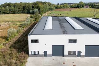Nieuwbouw KMO-unit van 619 m² ideaal gelegen vlakbij de (N60) met een vlotte verbinding naar de op- en afrit E17 De Pinte. Technische gegevens: -...