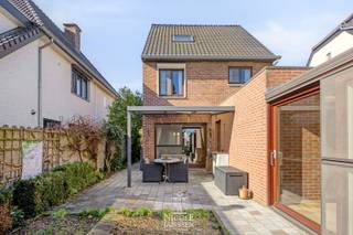 Deze open gezinswoning biedt de mogelijkheid om volledig gelijkvloers te kunnen wonen. In de afgelopen jaren werd de nodige aandacht besteed aan renovatie allerlei. Zo is het dak geïsoleerd en werd er een toffe afgewerkte zolderkamer gerealiseerd. De tuin kan nog verkaveld worden tot een extra bouwperceel of u geniet zelf van deze geweldige achteruit naar het water. <br /><br />De woning bevindt zich in een verzorgde, rustige straat waar het heerlijk wonen is. De aangename woonomgeving in het schilderachtige Aldeneik straalt rust en gezelligheid uit. In de achtertuin liggen de Maasplassen en de jachthaven van Herenlaak en ook het centrum van Maaseik is vlot te bereiken. <br /><br />=> Gelijkvloers <br />- Inkomhal met toegang naar de kelder en leefruimte<br />- Inbouw gashaard in de gezellige zithoek<br />- Veel lichtinval door het schuifraam <br />- Rechtstreeks toegang naar het terras achter<br />- Woonkamer met kurkvloer en airco <br />- Halfopen keuken voorzien van het nodige comfort<br />- Achterinkom met volledig betegeld gastentoilet met fonteintje (met warm water) <br />- Grote betegelde berging/wasplaats met douche en wastafel <br />- Veel bergruimte door middel van vaste kasten <br />- Overdekte zonnige doorgang/veranda met schuifraam naar buiten<br />- Voormalige garage is omgevormd tot een toffe geïsoleerde hobbyruimte/bureel/extra slaapkamer<br />- Voorzien van laminaat en airco en met een praktische vliering boven deze ruimte<br /><br />=> Eerste verdieping <br />- Luchtige overloop<br />- Slaapkamer met airco en ingebouwde kast<br />- Tweede slaapkamer aan de voorzijde (met airco)<br />- Deels betegelde badkamer met ligbad, toilet en dubbele wastafel<br /><br />=> Tweede verdieping<br />- Fantastische ruime slaapkamer met vaste kasten<br />- Voorzien van mooie parketvloer en veel lichtinval<br />- Adembenemend vergezicht vanuit deze kamer over de achterliggende Maasplassen<br /><br />=> Kelder<br />- Praktische droge kelder voorzien van tegelvloer<br /><br />=> Tuin (inclusief bouwgrond) <br />- Diepe achtertuin met extra uitgang richting Maasplassen<br />- Mogelijk te verkavelen tot extra bouwperceel aan de Broekstraat<br />- Fantastische ligging<br />- Waar genot voor natuur- en watersportliefhebber <br /><br />=> Indeling <br />Gelijkvloers: inkomhal, woonkamer, keuken, achterinkom met toilet, grote wasplaats/badkamer, veranda/tussenruimte, hobbyruimte/slaapkamer/bureel; <br />Eerste verdieping: overloop, badkamer en twee slaapkamers; <br />Tweede verdieping: slaapkamer/hobbyruimte; <br />Kelder: twee voorraadruimtes.