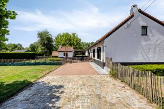 Drie degelijk gebouwde woningen, samen aangeboden als één geheel. Gelegen op ruime percelen in een groene omgeving en momenteel allemaal verhuurd. Een interessante opportuniteit voor wie op zoek is naar een investering met onmiddellijk huurinkomen.<br /><br />=> Ligging<br />Gelegen aan de Beukenlaan in Neeroeteren, op een absolute toplocatie in een rustige en groene woonomgeving. De woning bevindt zich in een doodlopende straat die rechtstreeks uitmondt in een prachtig natuurgebied, ideaal voor wie houdt van rust, wandelen en fietsen. Winkels, scholen en andere dagelijkse voorzieningen bevinden zich op korte afstand, met een vlotte verbinding naar Maaseik en de omliggende gemeenten.<br /><br />- BEUKENLAAN 36 - <br /><br />=> Gelijkvloers:<br />- Mooi verzorgde landelijke woning met beklinkerde oprit<br />- Lichtrijke leefruimte met een gezellige zithoek en plankenvloer<br />- De keuken is praktisch ingedeeld en voorzien van het nodige comfort<br />- Badkamer op het gelijkvloers met ligbad en enkele lavabo<br />- Master bedroom met authentieke balkenstructuur<br />- Bureau-of hobbyruimte, maar kan ook dienst doen als extra slaapkamer<br /><br />=> Verdieping<br />- Overloop met zicht op de keuken <br />- Op deze verdieping bevinden zich nog drie ruime slaapkamers en een tweede badkamer met douche, toilet en enkele lavabo<br /><br />=> Tuin<br />- Landelijke woning gelegen in een rustige, groene omgeving<br />- Gezellig betegeld terras<br />- Twee stallen, ideaal voor het houden van paarden of kleinvee<br />- Een vrijstaande garage, momenteel ingericht met een buitenkeuken<br />- Ruim perceel van 31a 90ca met een vrij uitzicht over de achterliggende weides<br /><br />=> Indeling<br />- Gelijkvloers: inkomhal, apart toilet, woonkamer, keuken, badkamer, wasplaats/berging met bijkeuken, bureau-of hobbyruimte, garage, stalgebouw<br />- Verdieping: overloop, drie ruime slaapkamers, tweede kleine badkamer<br /><br />- BEUKENLAAN 42 - <br />=> Gelijkvloers:<br />- Ruime gelijkvloerse woning<br />- Inkomhal met apart toilet<br />- Open leefruimte met een directe verbinding naar de tuin via het schuifraam, tevens voorzien van airco<br />- Praktisch ingedeelde keuken met een leuke eetplaats<br />- Vernieuwde badkamer met een ruime inloopdouche en enkele lavabo in badkamermeubel<br />- De woning beschikt over drie ruime slaapkamers waarvan één momenteel ingericht als dressing<br /><br />=> Tuin<br />- De tuin is volledig omheind en voorzien van absolute privacy <br />- Mooi, ruim perceel in een groene omgeving<br />- Er is tevens een grote praktische tuinberging<br /><br />=> Indeling<br />- Gelijkvloers: inkomhal, apart toilet, woonkamer, keuken, badkamer, wasplaats/berging, drie slaapkamers, buitenberging <br /><br />- BEUKENLAAN 44 -<br />=> Gelijkvloers<br />- Ruime gelijkvloerse woning met inpandige garage<br />- Inkomhal met apart toilet<br />- Leefruimte opgedeeld in een gezellige zithoek met inbouwkachel en eetplaats met prachtig zicht op de tuin<br />- L-vormige eiken keuken voorzien van het nodige comfort en voldoende kastruimte<br />- Twee ruime slaapkamers met laminaatparket<br />- Volledig betegelde badkamer met douche en enkele lavabo in badkamermeubel <br /><br />=> Tuin<br />- Ruim perceel van 23a 15ca, ideaal voor het houden van paarden of kleinvee<br />- De tuin is volledig omheind en beschikt over verschillende gezellige plekjes om in alle rust te vertoeven<br /><br />=> Indeling<br />- Gelijkvloers: inkomhal, apart toilet, woonkamer, keuken, badkamer, wasplaats/berging, twee slaapkamers, inpandige garage, buitenberging