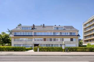 <p>Looking for a spacious and bright apartment in a prime location in Heverlee? Then this move-in-ready apartment with three bedrooms is exactly what you are looking for. Located near Meerdael Forest, within cycling distance of Imec, Gasthuisberg and KU Leuven.</p><p>A very spacious living room with adjoining kitchen, a night hall with bathroom and 3 bedrooms. An underground parking space is also included in the price.</p><p>You can request a visit via frank.geurts@living-stone.be or +32 484 58 00 24.</p>