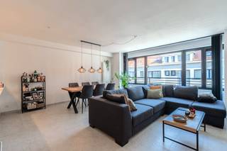 Dit recent en instapklaar 2-slaapkamer appartement is uitstekend gelegen langs de Nieuwpoortsesteenweg in Oostende - Mariakerke. Dankzij de centrale ligging bevinden winkels, supermarkten, horeca en openbaar vervoer zich op wandelafstand. Bovendien bereikt u de zeedijk en het strand van Mariakerke in slechts 5 minuten wandelen.<br /><br />Indeling: <br />- inkomhal<br />- ruime leefruimte <br />- open keuken uitgerust met een spoeltafel, inductie fornuis, combi-oven, vaatwas, frigo en diepvries <br />- badkamer voorzien van een badkamermeubel, ligbad met douchescherm en toilet <br />- slaapkamer 1 (12m²)<br />- slaapkamer 2 (7m²) met toegang tot het terras (5m²)<br />- berging voorzien van aansluiting wasmachine <br /><br />Bovendien kan u gebruik maken van de gemeenschappelijke fietsenberging die heel vlot toegankelijk.<br /><br />Pluspunten: <br />- kleinschalige residentie <br />- instapklaar<br />- centrale ligging<br />- jong gebouw<br />- fietsenberging<br />- 2 volwaardige slaapkamers<br />- positieve elektrische keuring <br />- gunstig EPC (label B)<br /><br />Bent u op zoek naar een interessant appartement geschikt voor zowel vaste bewoning, tweede verblijf of investering? Neem dan vandaag nog contact met ons voor een bezichtiging ter plaatse!<br /><br />Bestuursmaatregelen in het maatregelenregister: nee