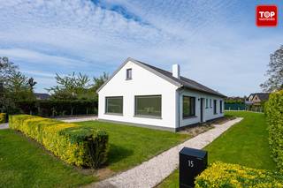 Deze instapklare woning (recent gerenoveerd) ligt in een rustige en aangename buurt. Zo bevindt de 'waterskiskiput' Robert Orlentvijver zich op een steenworp van de woning. Het centrum van De Pinte is op slechts 5 minuten rijden. Ruim scholenaanbod in de buurt. <br /><br />De woning heeft de volgende indeling: <br /><br />Deze charmante open bebouwing biedt het comfort van volledig gelijkvloers wonen, aangevuld met een ruime zolderverdieping (+/-39m²) die tal van extra mogelijkheden biedt.<br />Bij het betreden van de woning komt u in een ruime inkomhal met plaats voor vestiaire, opbergruimte en apart toilet. De lichtrijke leefruimte vormt het hart van de woning en geniet van een aangename natuurlijke lichtinval. Aansluitend bevindt zich de moderne, gerenoveerde keuken, licht en praktisch is ingericht. Bij de keuken is er een berging met aansluiting voor extra ijskast, wasmachine en droogkast.<br /><br />De woning beschikt over een hedendaagse badkamer. Verder zijn er twee ruime slaapkamers en een bijkomende kleinere kamer, ideaal als kinderkamer, bureau of hobbyruimte.<br /><br />Als extra troef is er de ruime zolderverdieping, die tal van mogelijkheden biedt voor wie extra kamers, een werkruimte of hobbyruimte wil creëren.<br /><br />Heel gezellige en leuke tuin om op zomerdagen en - avonden te genieten. <br /><br />Aparte garage, ideaal voor een auto of als extra opbergruimte. <br /><br />Contacteer Top Vastgoed voor meer info en een bezoek op 0475 700 700.
