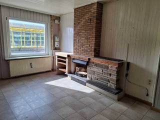 Erg gunstig gelegen, te renoveren woning in Geel-centrum bestaande uit: inkomhal, leefruimte, keuken, badkamer met douche, wastafel en toilet, wasplaats, nachthal, 4 slaapkamers, kelder, zolder, veranda, buitenbergingen, garage, terras en tuin.<br /><br />Centrale verwarming (aardgas) en deels dubbele beglazing (en rolluiken) reeds voorzien.<br /><br />Centrale ligging in een éénrichtingsstraat vlakbij het station en het centrum van Geel met alle faciliteiten op wandelafstand.<br /><br /><span>Contacteer ons kantoor voor meer info via 0471/605.314 of mail info@immo-b.be!</span>