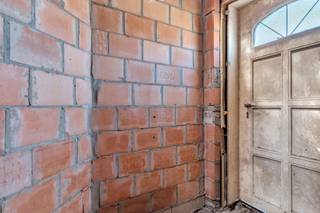 <p>Voor meer info of een bezoek, bel 053 59 49 34 - Op een strategische locatie bevindt zich deze <strong>te renoveren woning</strong>. Verschillende faciliteiten (onderwijs, openbaar vervoer, winkels, ..) bevinden zich in de nabije omgeving. De expresweg richting Brussel en Gent is vlot bereikbaar. De woning is te renoveren, wat de mogelijkheid geeft om deze volledig te verbouwen naar eigen wensen en behoeften. Gas, elektriciteit en water zijn reeds binnengetrokken. De voorgevel werd reeds geïsoleerd. Beton op het gelijkvloers is reeds gegoten. Er is een mogelijkheid om twee slaapkamers te voorzien op de eerste verdieping. Verder vinden we een mooie, aangelegde tuin terug en voldoende parkeermogelijkheden op straat voor de woning. Er zijn stijladviesfoto's toegevoegd om de mogelijkheden van het huis mooi in kaart te brengen -<strong> Renovatieplicht</strong></p>