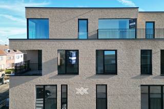 Dit appartement op de tweede verdieping heeft een bewoonbare oppervlakte van 100 m² en een terras van 9 m². Via de ruime inkomhal heeft u toegang tot een lichtrijke leef- en eetruimte en de open keuken met aansluitend een handige berging. Verder vindt u er twee slaapkamers waarvan de master bedroom een dressing heeft, een afzonderlijk toilet en een badkamer met een inloopdouche en lavabo. Ondergronds is er een private parkeerplaats met een handige berging voorzien. <br /><br />Wondelaer bestaat uit 11 hedendaagse appartementen verspreid over drie verdiepingen. Met keuze uit 1, 2 of 3 slaapkamers biedt het gebouw verschillende mogelijkheden voor uiteenlopende woonbehoeften. Bovendien beschikt elk appartement over een eigen terras waar u in alle rust kan genieten van de zon. Het gebouw heeft een grote ondergrondse verdieping met open parkeerplaatsen, ruime bergingen en een fietsenstalling, allen gemakkelijk bereikbaar via de lift.<br /><br />De appartementen zijn uitgerust met energiezuinige technologieën, vrij van fossiele brandstoffen. De individuele warmtepomp, de balansventilatie en de privatieve PV-panelen zorgen voor lage energiekosten en dragen bij aan een groenere toekomst. <br /><br />Gelegen nabij de kern van Wondelgem vindt u er alle voorzieningen op wandel- en fietsafstand gaande van diverse scholen en winkels tot parken en culturele activiteiten. <br /><br />Verlaagd BTW-tarief van 6% mogelijk op de volledige constructiewaarde.  