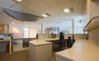 COMMERCIEEL PAND (2692m²) MET RUIM APPARTEMENT (350m²) OP TOP-ZICHTLOCATIE TE MAASMECHELEN.TROEVEN:- Top-zichtlocatie!- Riante toonzaal.- Luxe...