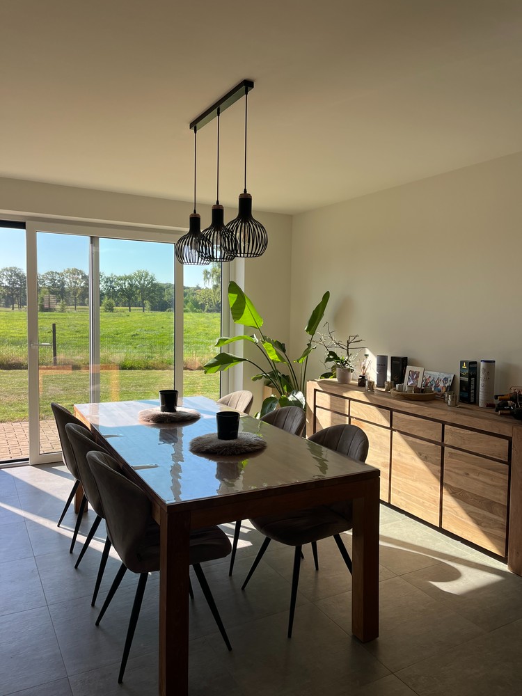 Landelijke nieuwbouwwoning met moderne afwerking conform EPB-normen. Afgesloten garage met berging. Rustige ligging - foto 4
