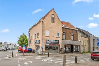 <p>Deze opbrengsteigendom is gelegen in Herent, vlak bij de brug van Wijgmaal, op een goed bereikbare en zichtbare locatie met een vlotte verbinding richting Leuven en omliggende gemeenten. De hoekligging en brede gevel zorgen voor een sterke visibiliteit en maken de handelsruimtes bijzonder interessant.</p><p>Op het gelijkvloers bevinden zich twee afzonderlijke handelsruimtes met straatzicht en directe toegang. Deze kunnen flexibel worden ingevuld en zijn geschikt voor uiteenlopende commerciële activiteiten.</p><p>Op de eerste verdieping bevindt zich een appartement met twee slaapkamers, leefruimte, keuken en badkamer. Daarboven is er een ruime zolderverdieping die bijkomend potentieel biedt als stockage of extra ruimte, afhankelijk van de toekomstige invulling. Op dit moment is alles verhuurd.</p><p>Het gebouw is stedenbouwkundig gekend als één geheel met een combinatie van handel en wonen onder één huisnummer. De combinatie van commerciële ruimtes en woongelegenheid zorgt voor meerdere verhuurcomponenten binnen één eigendom, wat resulteert in een gespreide inkomstenstroom en een interessant huurrendement. Dit maakt het pand aantrekkelijk als opbrengsteigendom met stabiele huurinkomsten en bijkomend optimalisatiepotentieel naargelang de invulling. Interesse, bel of mail Robin op 0487 37 48 84 - robin@connect-immo.be</p><p>EPC: F-D-B - UC:3310540/3310635/3745255 - deels te renoveren.<br />Wg-Gdv-Gvkr-Gvv</p>