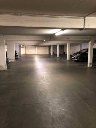 Overdekte en afgesloten autostaanplaats vlak bij Rooseveltplaats.Vlotte in-en uitrij, brede poorten met afstandsbediening. Zeer lichte parking...