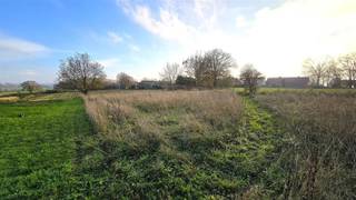 Sublime terrain à bâtir avec de magnifiques vues lointaines sur le vaste paysage du Pays des Collines, véritable paradis pour les randonneurs,...