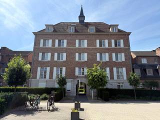 Ruim appartement met twee slaapkamers gelegen aan de stadrand van Herentals. <br /><br />Indeling en omschrijving:<br />U betreedt dit appartement via de inkomhal. Vooraan bevindt zich de lichtrijke leefruimte met aansluitend het terras. De keuken is volledig uitgerust met een spoelbak, kookplaat, dampkap, koelkast, oven en vaatwasser. Aansluitend vindt u de praktische berging met aansluitingen voor wasmachine en droogkast. Verder beschikt het appartement nog over twee slaapkamers, apart toilet en de badkamer met douche, spiegelkasten en lavabo met meubel. <br />In het ondergrondse complex is er een garagebox met automatische poort aanwezig. <br /><br />Extra info: <span>geen verdere gemeenschappelijke kosten I EPC 130 kWh/ (m² jaar) label B I watertoets: P-score: B I G-score: B.</span>