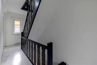 <strong>Instapklaar appartement in centrum Oostmalle!<br /><br /></strong>Indeling: Ruime inkomhal, 4 ruime kamers, badkamer en een keuken.<br /><br />Troeven in de kijker: <br />- Totaalrenovatie<br />- Instapklaar en direct beschikbaar<br /><br /><br />Neem contact op met FLOR Vastgoed voor meer informatie en een afspraak ter plaatse!