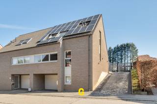 In Eigenbilzen, langs de Lochtstraat ter hoogte van nummer 14, bevindt zich deze hedendaagse zeer degelijke woning op een mooi perceel van 7a...