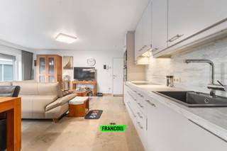 In een recente en verzorgde residentie in Blankenberge bevindt zich dit aangename gelijkvloerse appartement met een uiterst ruime stadstuin/stadskoer, een absolute meerwaarde voor wie houdt van buitenruimte in de stad.<br /><br />Het appartement verwelkomt je via de inkomhal, die toegang biedt tot de lichtrijke leefruimte met aanpalende open keuken. De keuken is volledig uitgerust met alle nodige toestellen, waaronder een vaatwasser, oven, kookplaat en koelkast, en sluit perfect aan bij het moderne wooncomfort.<br /><br />De leefruimte geeft rechtstreekse toegang tot de stadstuin, die geniet van een gunstige oriëntatie. Dankzij de aanwezige zonneluifel kan je hier op elk moment van de dag comfortabel vertoeven. Bovendien is de koer ook bereikbaar via een praktische achteringang.<br /><br />Verder beschikt het appartement over één slaapkamer met ingemaakte kasten, een ruime badkamer met stijlvolle douchecabine en een praktische berging.<br /><br />Het appartement wordt verwarmd via centrale verwarming op aardgas, beschikt over een conforme elektrische keuring, en de verwarmingsketel wordt nog vernieuwd in maart op kosten van de verkopers. Meubels kunnen eventueel worden overgenomen na overleg.<br /><br />Tot slot beschikt de residentie over een gemeenschappelijke fietsenberging.<br /><br />Een ideaal appartement als vaste woonst, tweede verblijf of investering, met een unieke buitenruimte op het gelijkvloers.<br /><br />