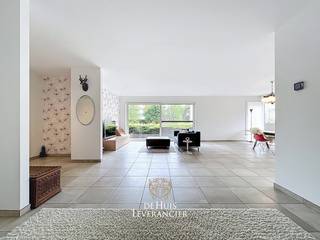 Ontdek dit uitzonderlijk ruime gelijkvloersappartement in het centrum van Kontich gelegen in de stijlvolle residentie Leyehorst. Hier woon je...