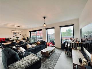 Dit appartement is gelegen op de tweede verdieping in een rustige straat. U beschikt over een mooi zuid gericht terras en een autostaanplaats.U betreedt het appartementencomplex via de algemene inkomhal, zowel via de lift als via de trap bereikt u de inkomdeur van het appartement. De indeling van het appartement is als volgt: U betreedt het appartement via de inkomhal met apart toilet en vestiairemogelijkheden. Verder is er een open ingerichte keuken, luxueus afgewerkt, voorzien van alle nodige toestellen met aanpalend een praktische berging. Aansluitend is er de living en eetkamer met veel lichtinval en toegang tot het terras. Twee slaapkamers en een ingerichte badkamer voorzien van ligbad, inloopdouche en dubbel lavabomeubel. Nog enkele troeven van dit appartement: Centrale verwarming op aardgas, hoogwaardige en luxueuze afwerking, volledige grondlaag geschilderd, autostaanplaats aan€50/maand (verplicht), mogelijkheid om een carport te huren aan € 60,00/maand, lage algemene kosten een € 50,00/maand (verplicht), laag E-peil en het appartement is vrij vanaf 1 december 2026.Interesse? Aarzel zeker niet om ons vrijblijvend te contacteren.