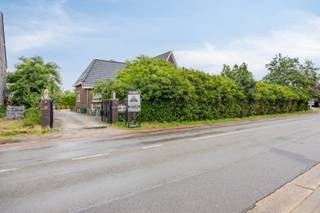 Goed gelegen kortbij de autostrade (1,2 km), op een perceel van 2.700 m² . Tegenover de Lidl.In een semi-commerciële residentiële omgeving.Voor dit...