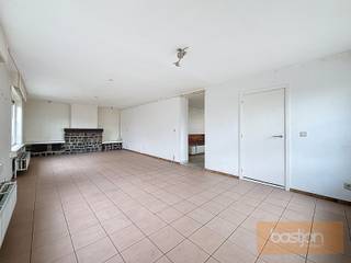Op een uitzonderlijk rustige locatie, pal aan de Leie, bevindt zich deze woning. Een ideale plek voor wie houdt van rust en natuur. <br /><br />De woning beschikt over een inkomhal, leefruimte, keuken, bergplaats en tuin op het gelijkvloers.<br /><br />Op de tussenverdieping bevindt zich de badkamer. De trap leidt verder naar de eerste verdieping waar drie ruime slaapkamers en een afzonderlijk toilet aanwezig zijn. Bovendien beschikt de woning over een kelder, ideaal voor extra opslagruimte.