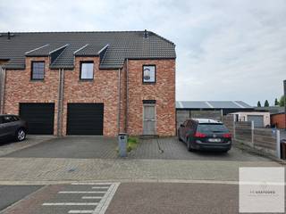 Bent u op zoek naar een recente, energiezuinige en perfect afgewerkte woning op een rustige ligging? Dan is deze instapklare gezinswoning op...