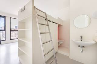 <p><span>Moderne studentenkamer te koop in het hartje van de studentenbuurt van Antwerpen!</span></p><p><span>Deze gezellige studentenkamer is gelegen op de hoogste verdieping van een recent gebouw (bouwjaar 2012) in het hartje van de studentenbuurt van Antwerpen. Op wandelafstand vindt u de stadscampus van de Universiteit Antwerpen, verschillende winkels en haltes van het openbaar vervoer. </span></p><p><span> </span></p><p><span>De kamer is gelegen op de derde verdieping en beschikt over een eigen badkamer met lavabo, douche en toilet. Verder komt de kamer met een eenpersoonsbed (hoogslaper), bureau, ijskast en veel ingemaakte kasten. Ten slotte is er een gemeenschappelijke keuken op elke verdieping en op het gelijkvloers een grote gemeenschappelijke fietsenstalling. </span></p><p><span> </span></p><p><span>De kamer is momenteel verhuurd aan €575/maand (inclusief kosten). </span></p><p><span> </span></p>
