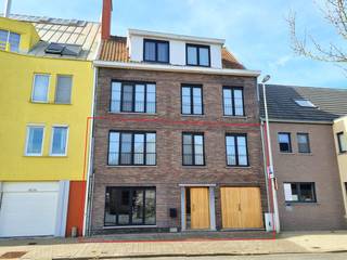 Dit ruim duplex appartement is rustig gelegen nabij de Drongense dorpskern, telt 3 ruime slaapkamers en heeft een super aangename tuin. Via de inkom...